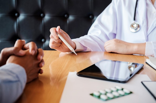Seção média do médico examinando o paciente no hospital