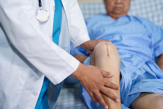 Foto seção média do médico examinando o paciente no hospital