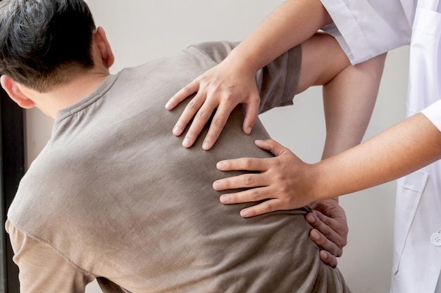 Foto seção média do médico massagando o paciente