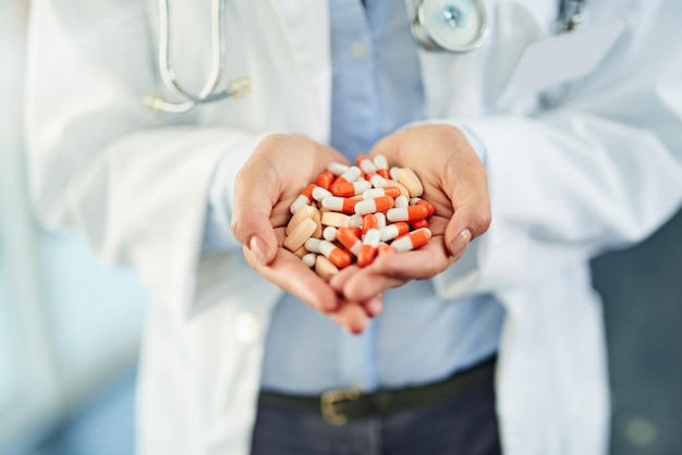Seção média do médico segurando comprimidos