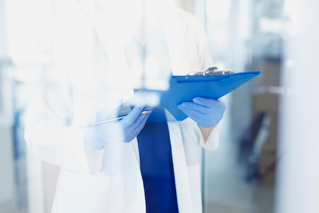 Seção média do médico segurando o caderno