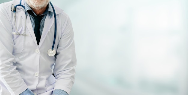 Seção média do médico sentado contra a parede