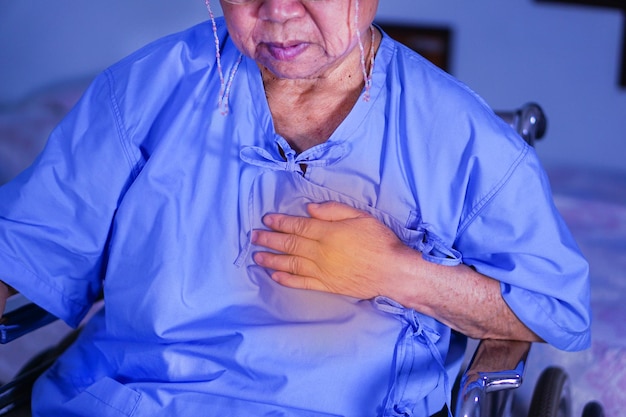 Foto seção média do paciente sentado em cadeira de rodas