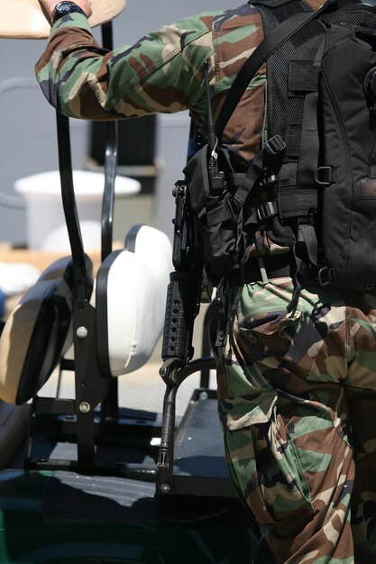 Foto seção média do soldado no veículo