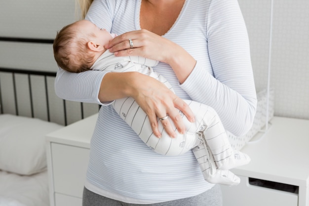 Seção mestra da mãe segurando seu bebê