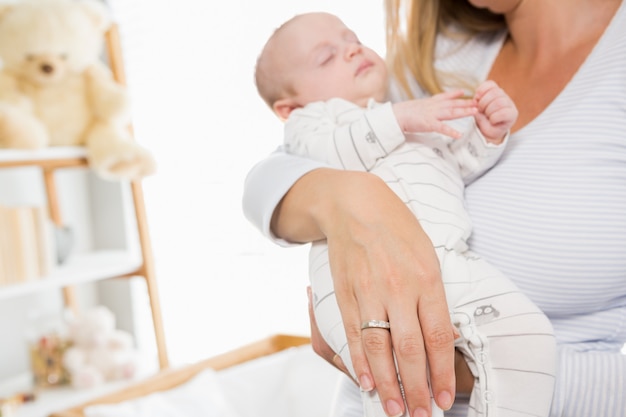 Seção mestra da mãe segurando seu bebê