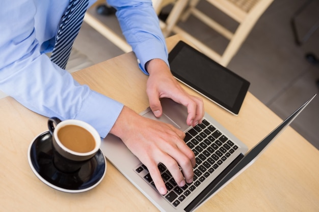 Seção mestra do homem usando laptop