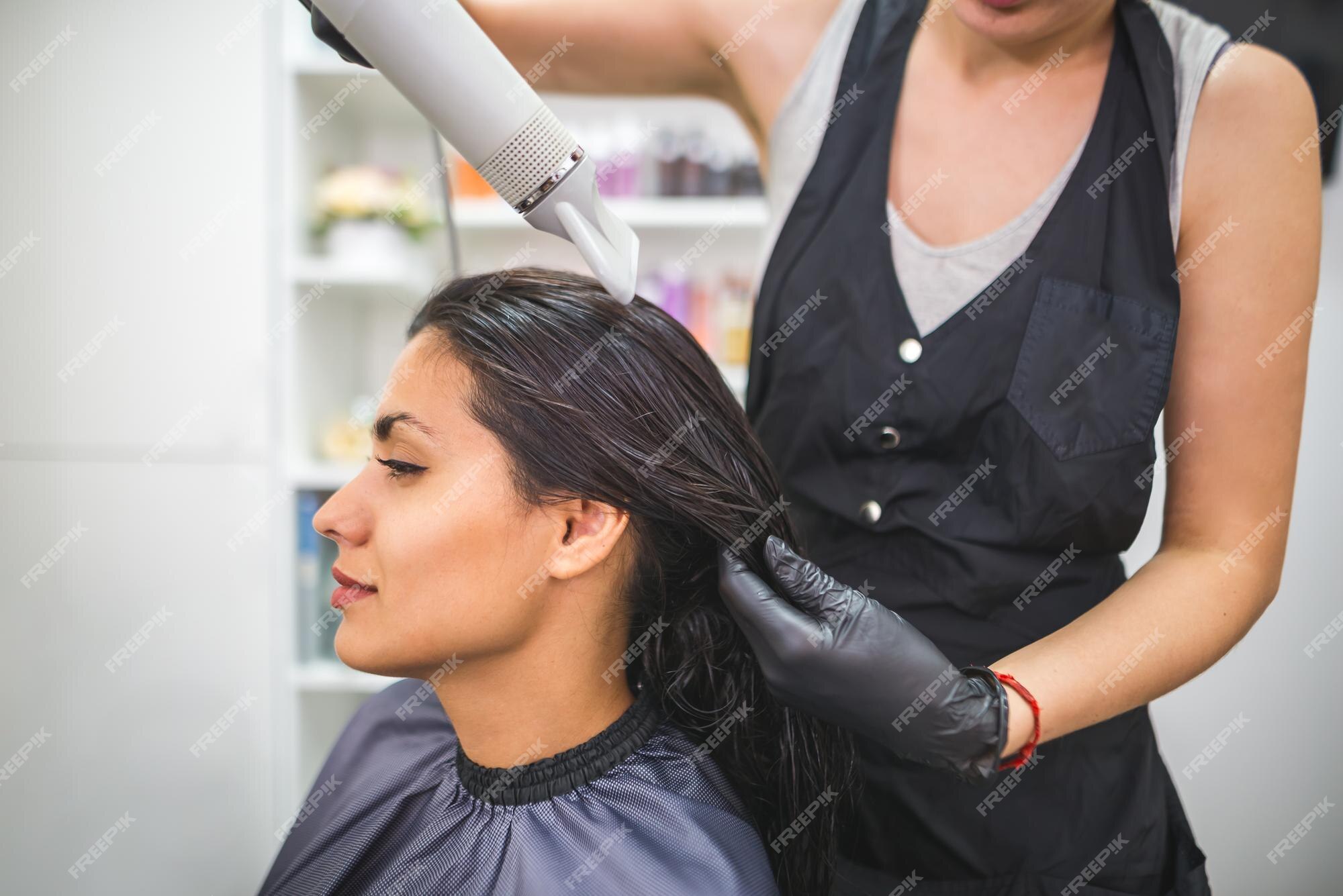 Profissional à Moda, Cabeleireiro Que Faz Hairdoing Ao Cliente Com Um  Secador De Cabelo No Fundo Do ` S Do Cabeleireiro Imagem de Stock - Imagem  de beleza, denominar: 120851645