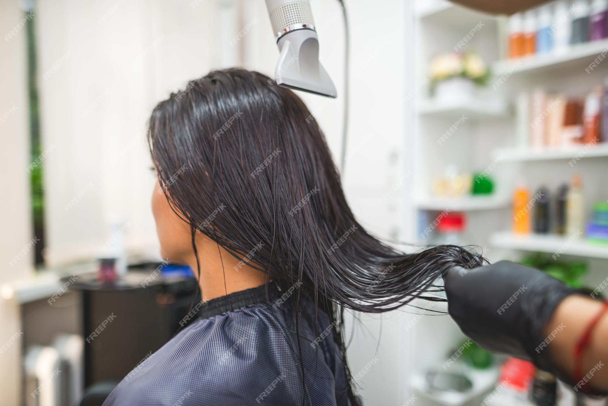 Profissional à Moda, Cabeleireiro Que Faz Hairdoing Ao Cliente Com Um  Secador De Cabelo No Fundo Do ` S Do Cabeleireiro Imagem de Stock - Imagem  de beleza, denominar: 120851645