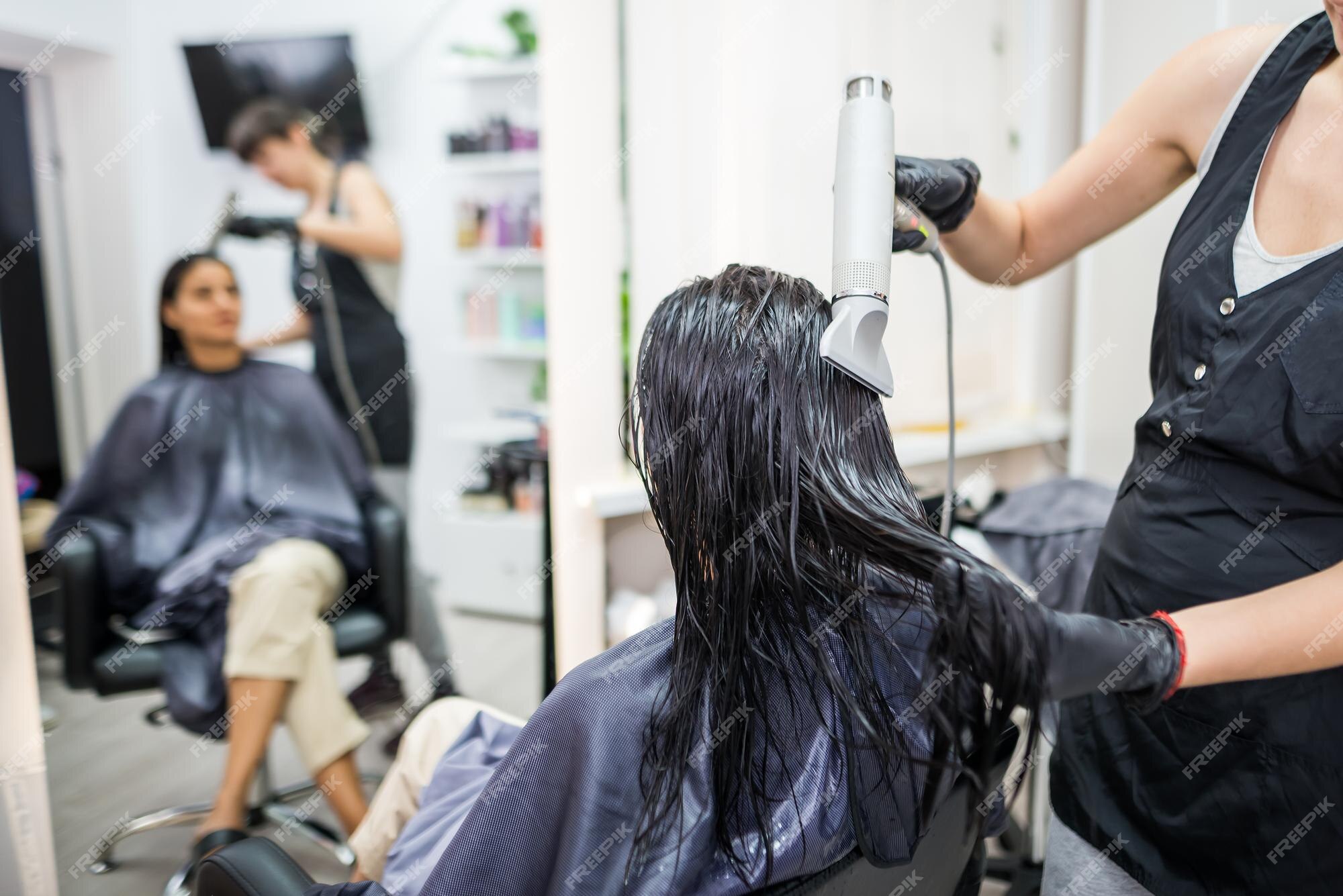 Cabeleireiro Com Secador De Sopro E Cliente Durante O Tempo Do Coronavírus  Imagem de Stock - Imagem de cabelo, caucasiano: 212711837