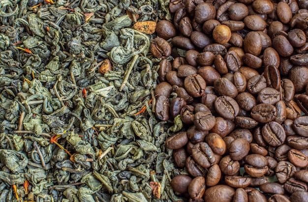 Secar las hojas de té verde y los granos de café tostados. Vista de primer plano desde arriba. El concepto de café o té verde.
