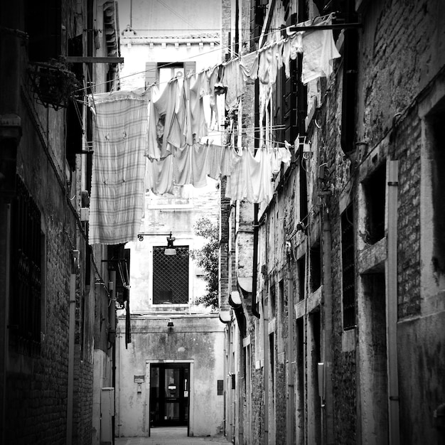 Secar la ropa al aire libre en Venecia, Italia. Imagen en blanco y negro.