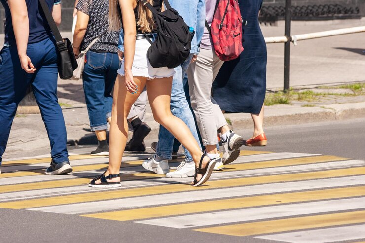 Foto secção baixa de pessoas a caminhar na estrada