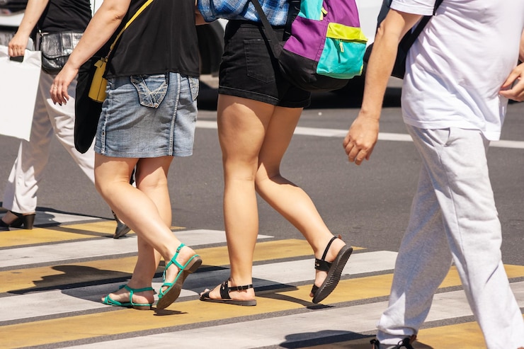 Foto secção baixa de pessoas a caminhar na estrada