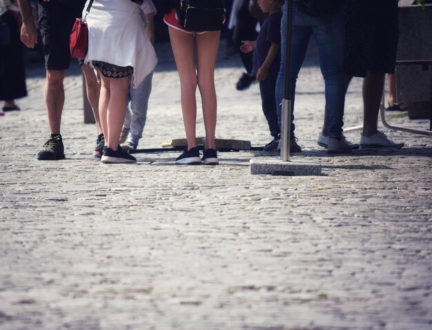 Secção baixa de pessoas na calçada da cidade