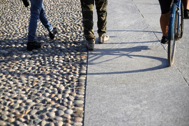 Secção baixa de pessoas na estrada