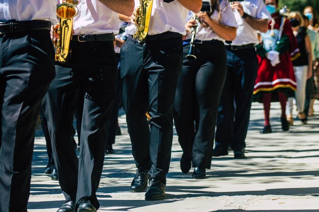 Foto secção baixa de pessoas na rua da cidade