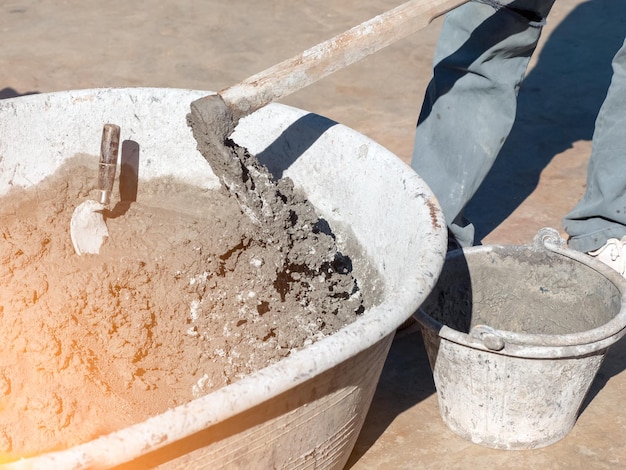 Secção baixa de trabalhadores que trabalham no canteiro de obras