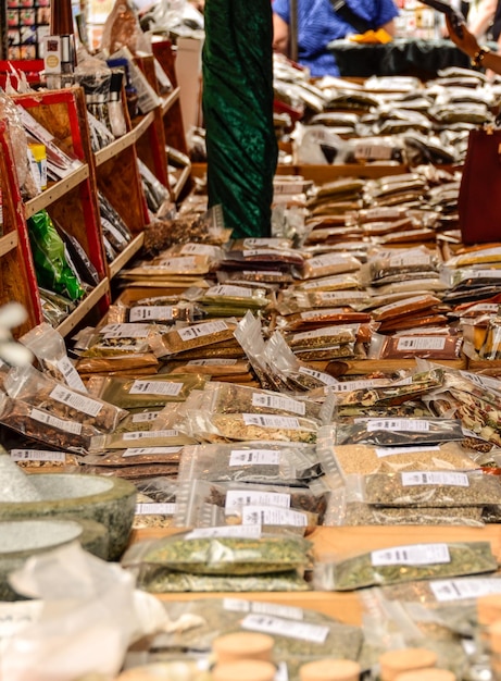 Foto secção baixa do homem que trabalha no mercado