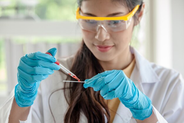 Foto secção central de uma mulher a trabalhar num laboratório