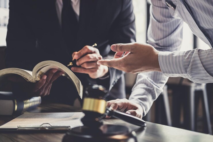 Foto secção do juiz e do cliente a discutir à mesa.