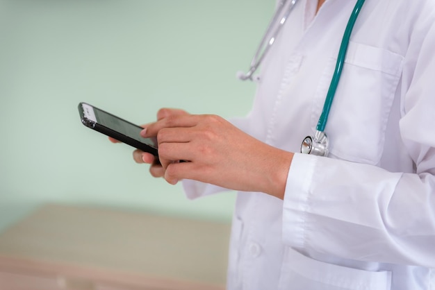 Secção do médico a usar telemóvel