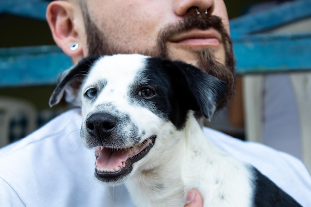 Foto secção do meio de um homem com um cão