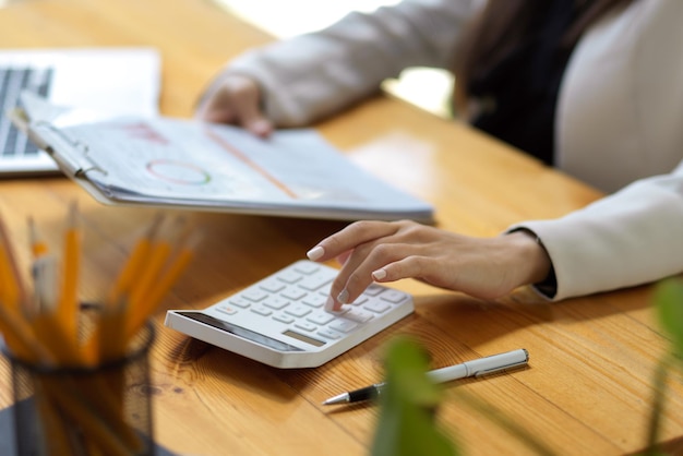 Secção média de colegas a trabalhar à mesa