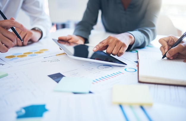 Secção média de colegas de negócios a trabalhar na mesa