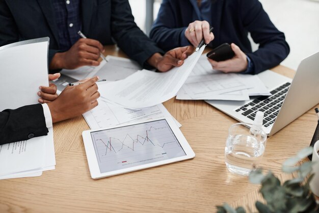 Foto secção média de colegas de negócios a trabalhar na mesa