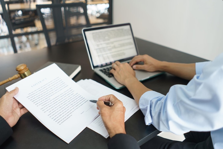 Foto secção média de colegas de negócios que trabalham no escritório