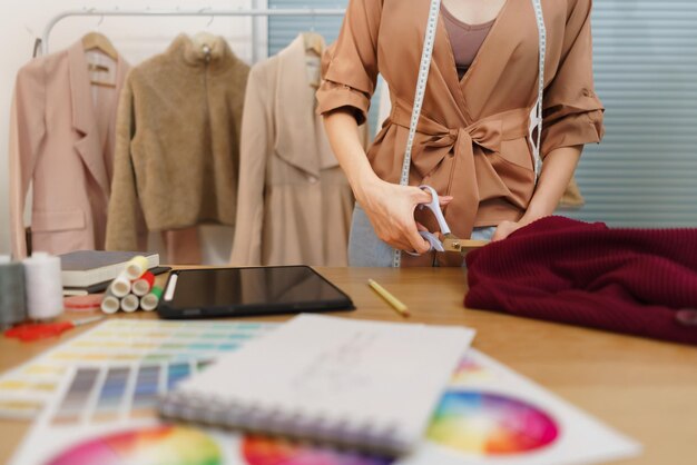 Secção média de mulher a trabalhar num escritório