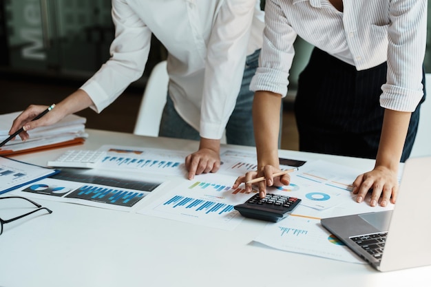 Secção média de pessoas de negócios a trabalhar na mesa.