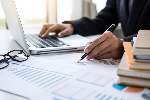 Secção média de um empresário a trabalhar num escritório