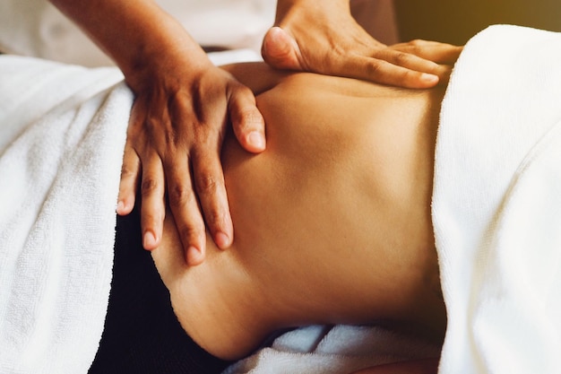 Secção media de uma mulher a receber uma massagem