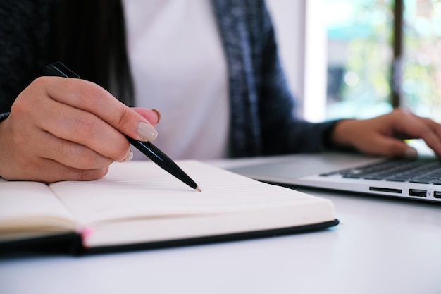Secção média de uma mulher de negócios a trabalhar num escritório