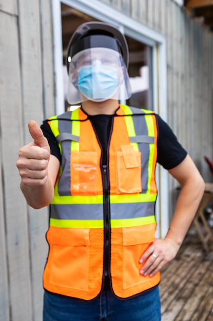 Foto secção média do homem a trabalhar