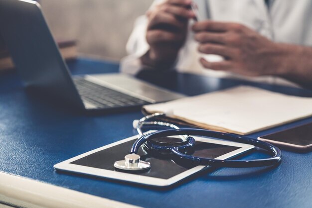 Foto secção média do médico a trabalhar na mesa