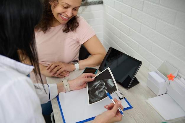Secção média do médico a trabalhar no consultório