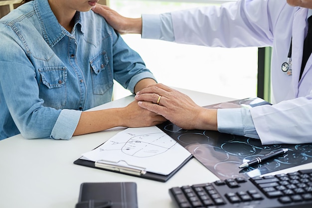Secção média do médico consolando a paciente feminina
