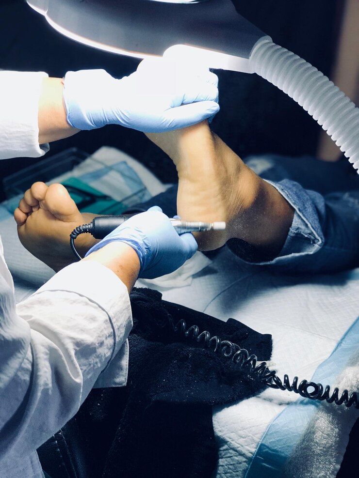 Foto secção média do médico que opera o pé do paciente