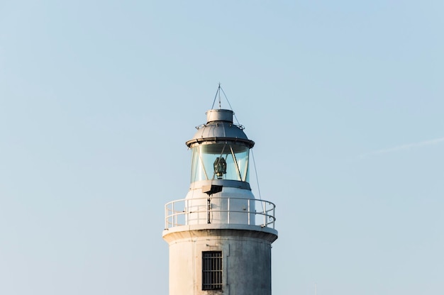 Sección alta del faro contra el cielo despejado
