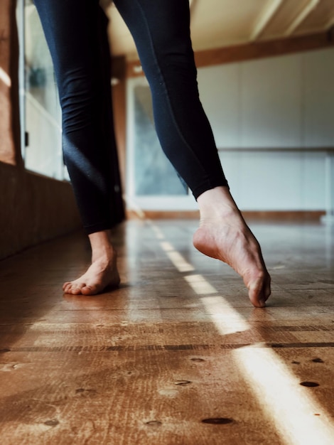 Foto sección baja de bailarina de ballet