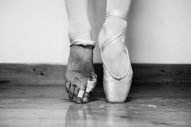 Foto sección baja de la bailarina en puntas de los pies