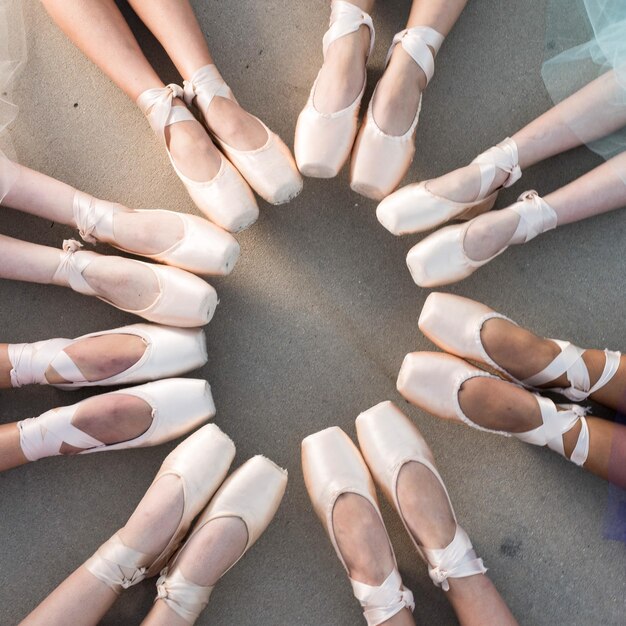 Foto sección baja de bailarines de ballet