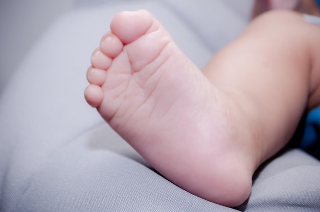 Sección baja del bebé acostado en la cama
