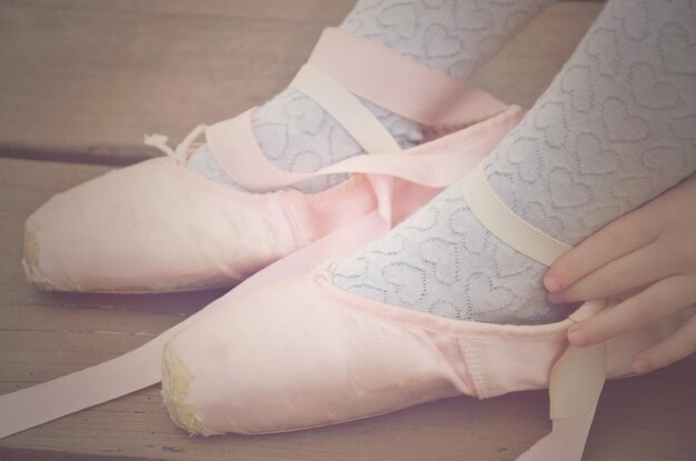 Foto sección baja de una chica con zapatos de ballet