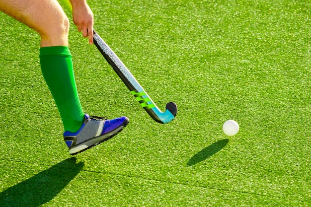 Sección baja de un deportista jugando al hockey