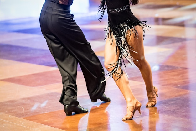 Foto la sección baja de la gente bailando en el suelo.