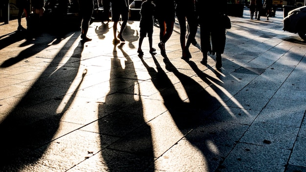 Foto sección baja de la gente caminando por la calle en la ciudad